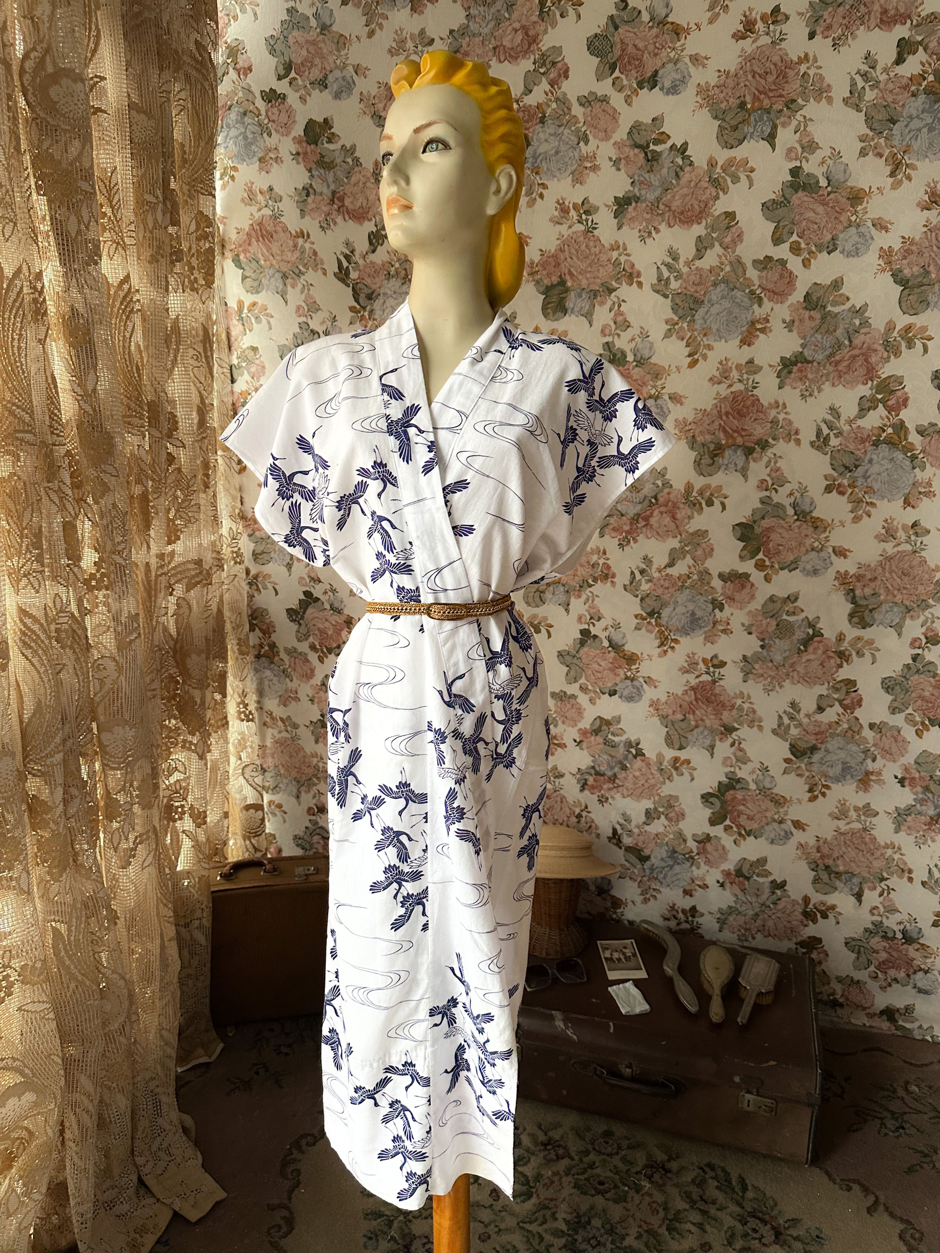 Vestido kimono transpassadp japonês branco pássaros azuis 
