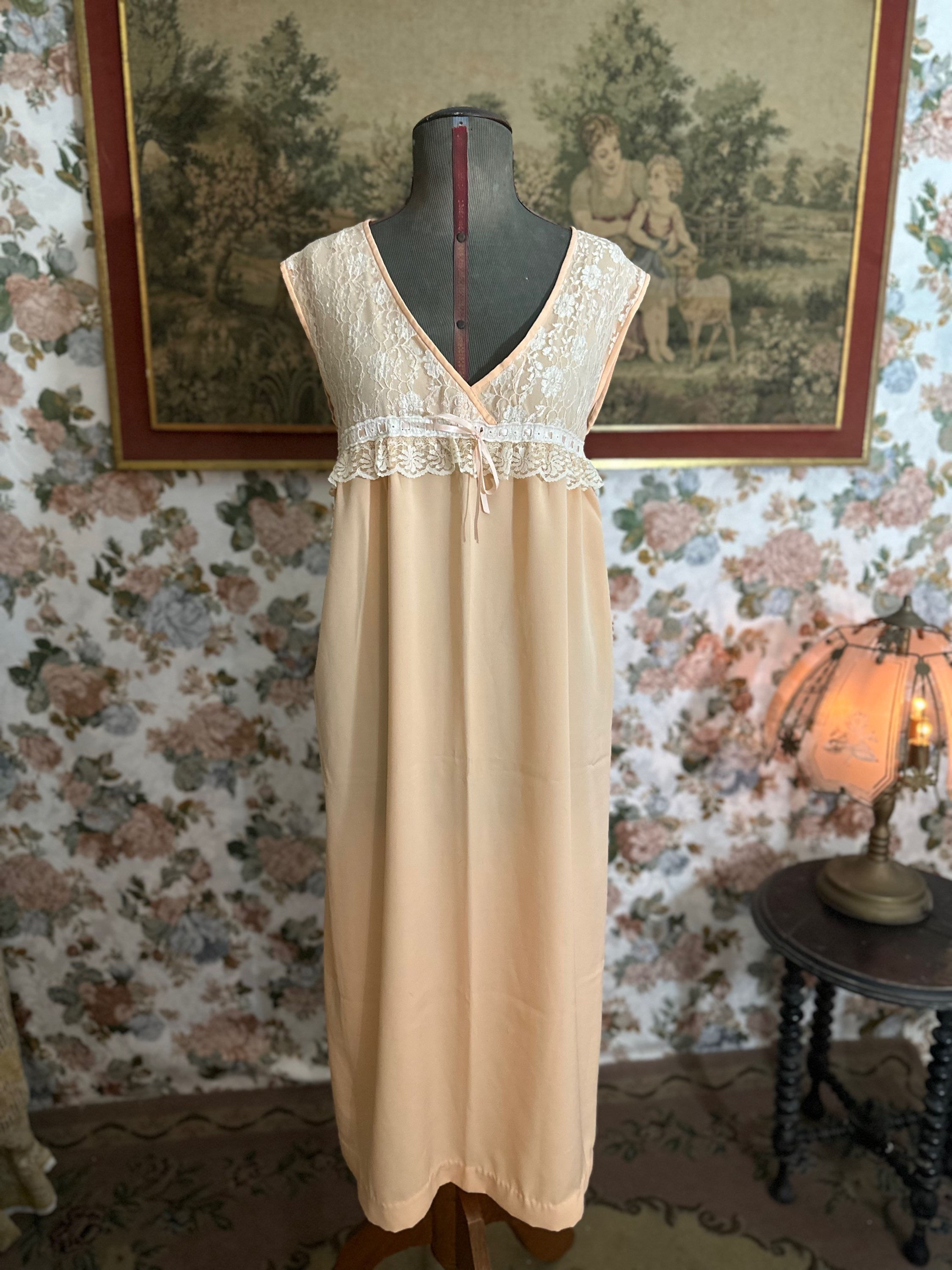 Camisola vintage bege com babados renda 