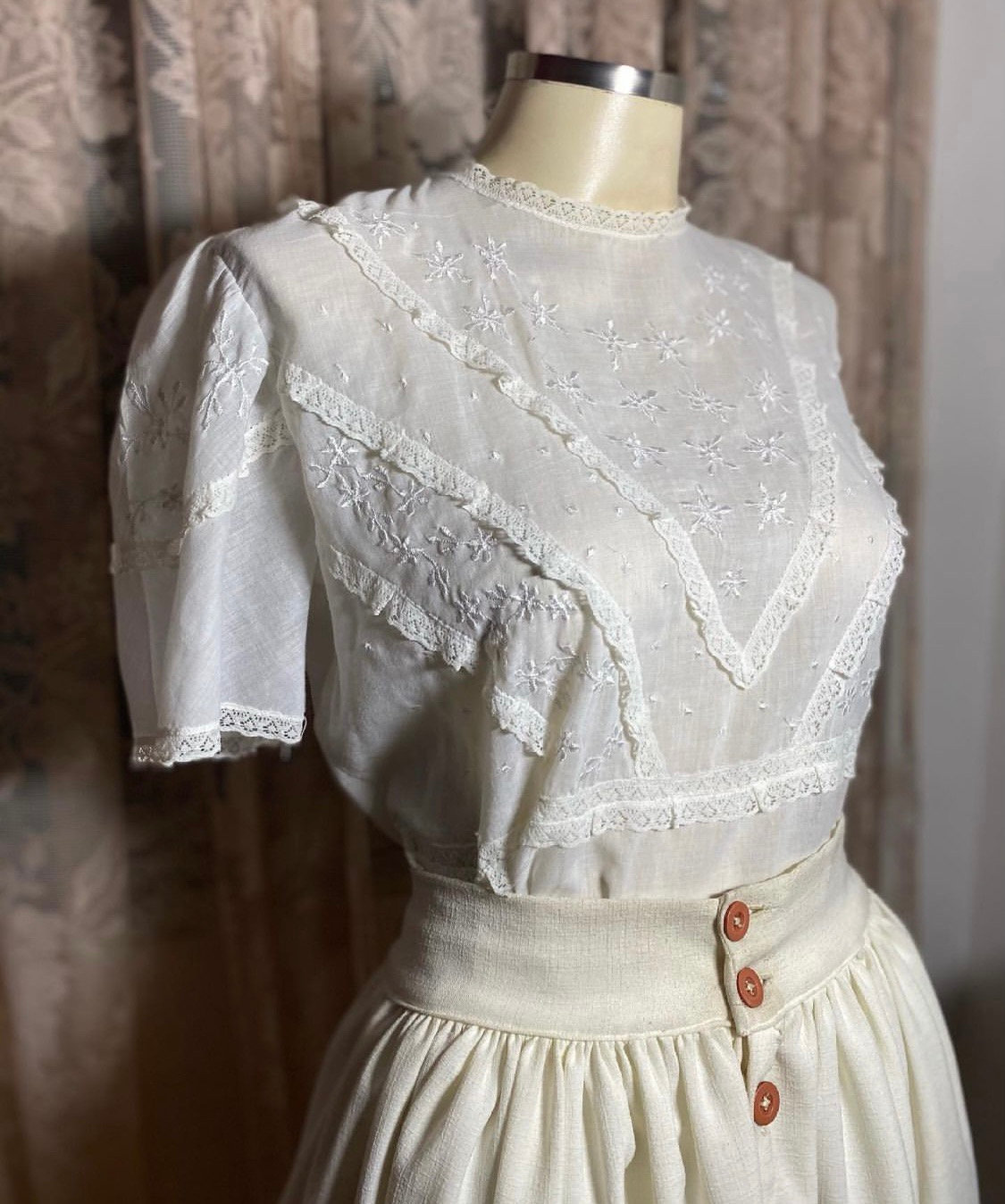 blusa em cambraia bordada