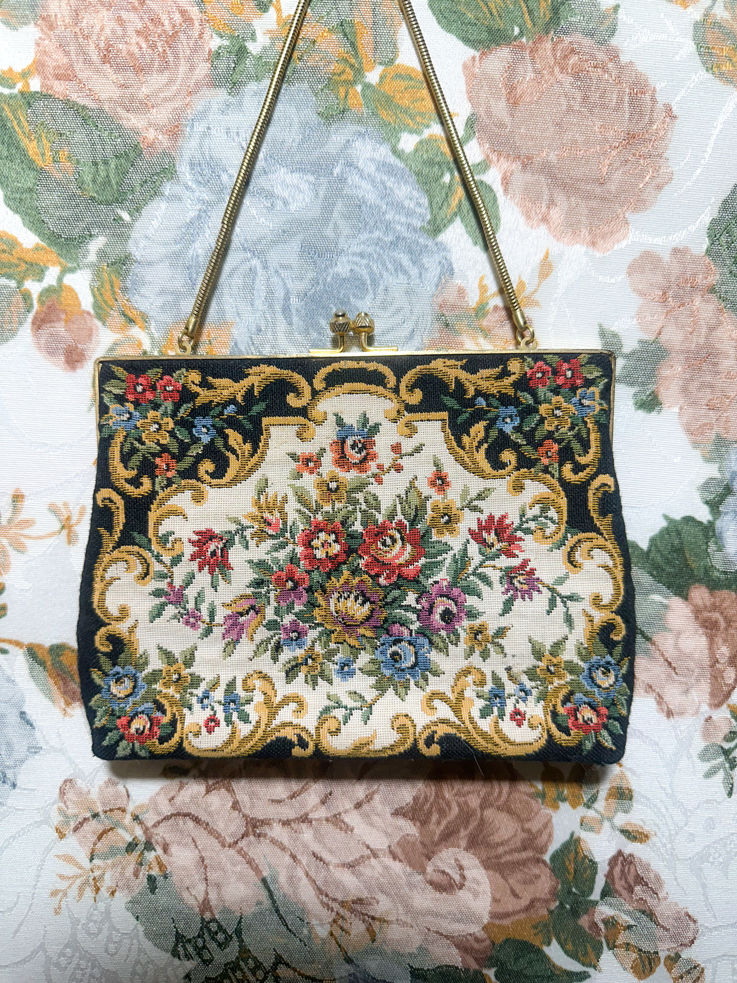 Bolsa vintage Gobelin floral fundo preto fecho dourado 