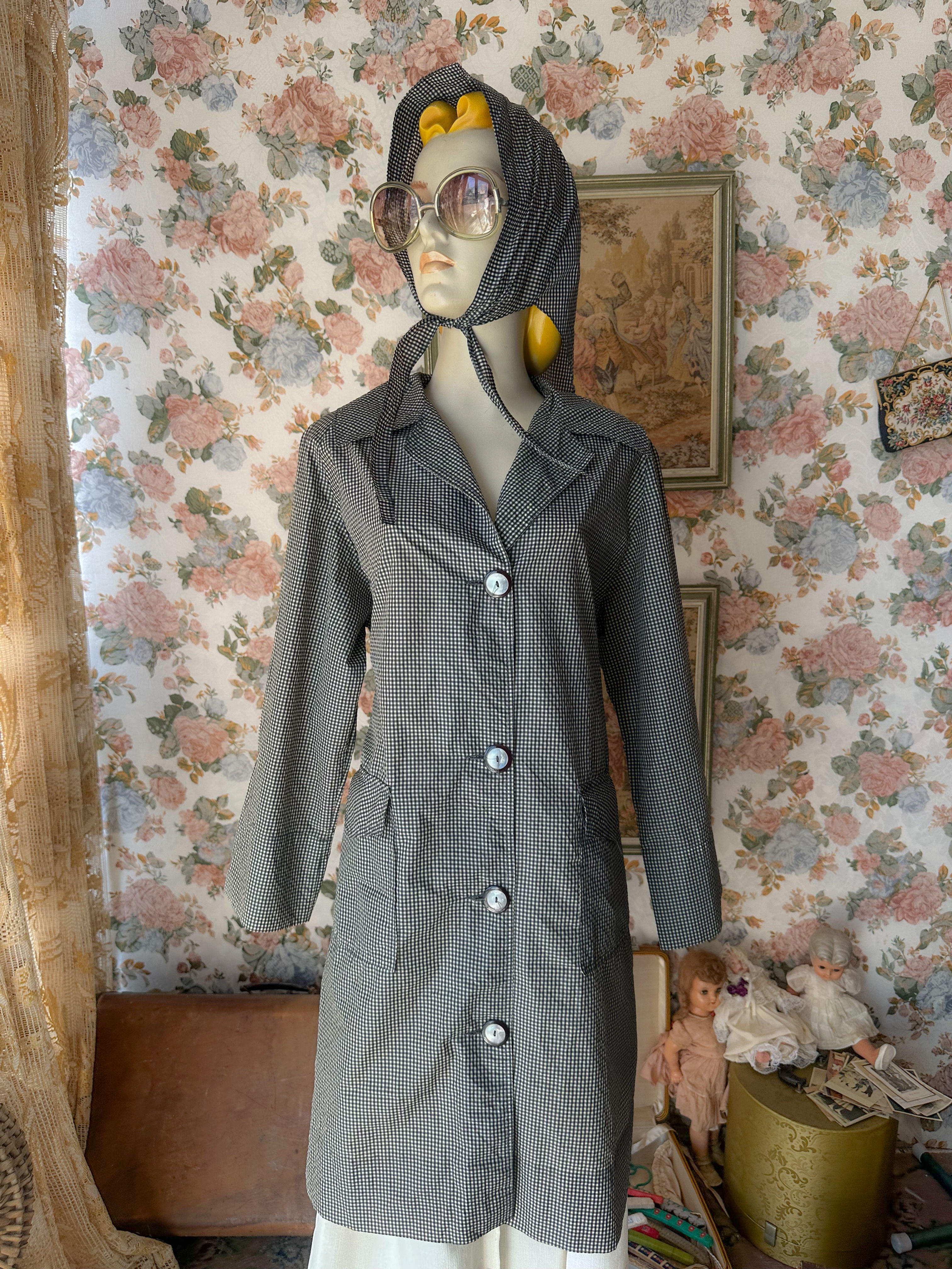 Capa de chuva vintage 1950  Vichy preto e branco com  rain bonnet 