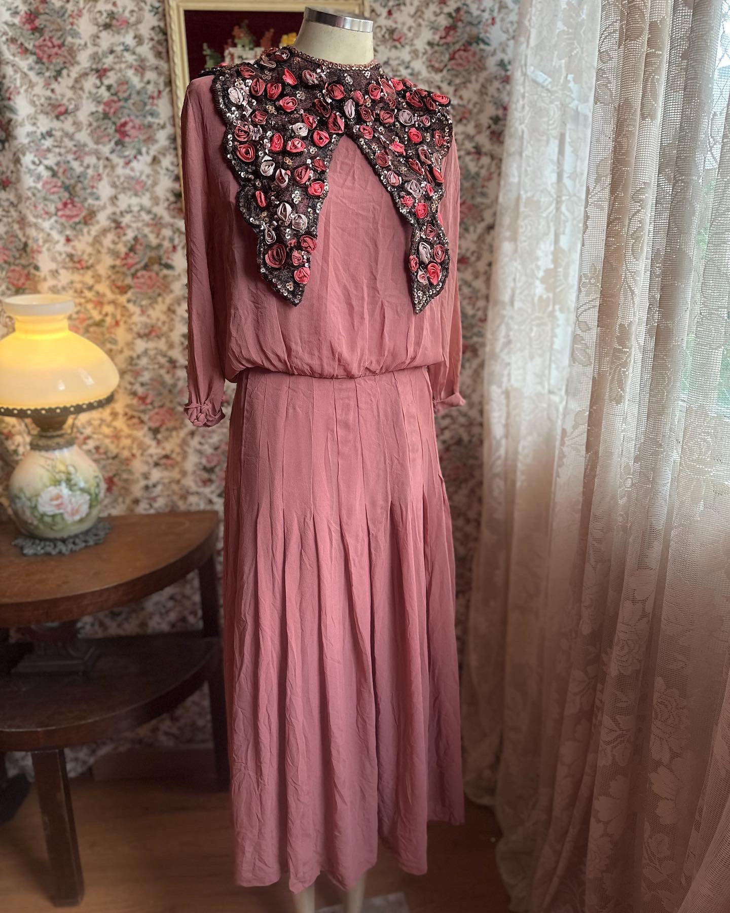 Vestido vintage em chiffon de seda gola bordada rosas