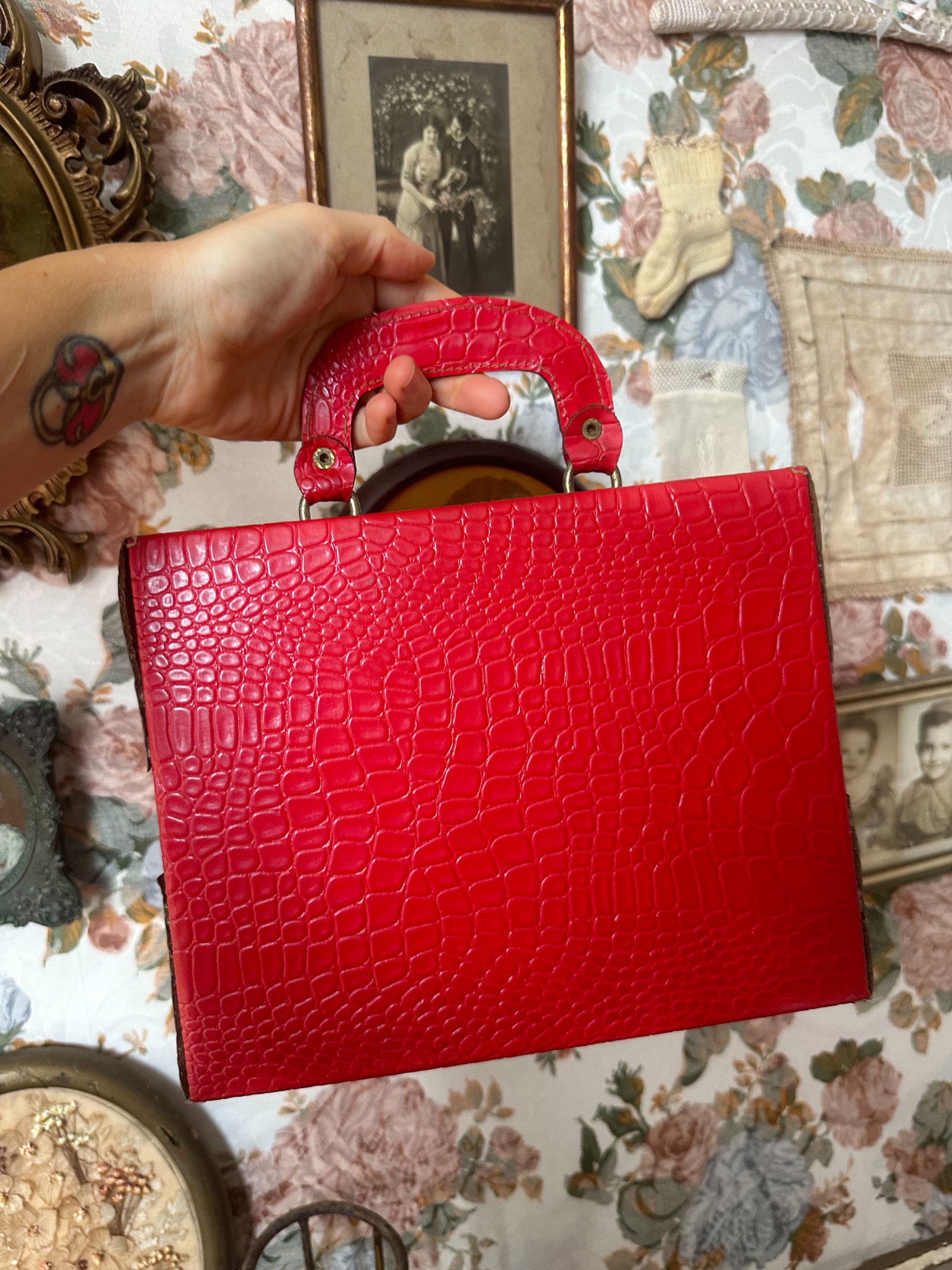 Linda bolsa maleta vintage vermelha vivo,