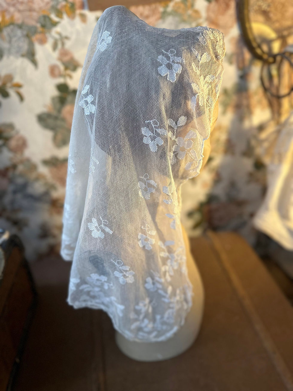 Miniatura: Véu antigo branco em te de renda com bordados flor 