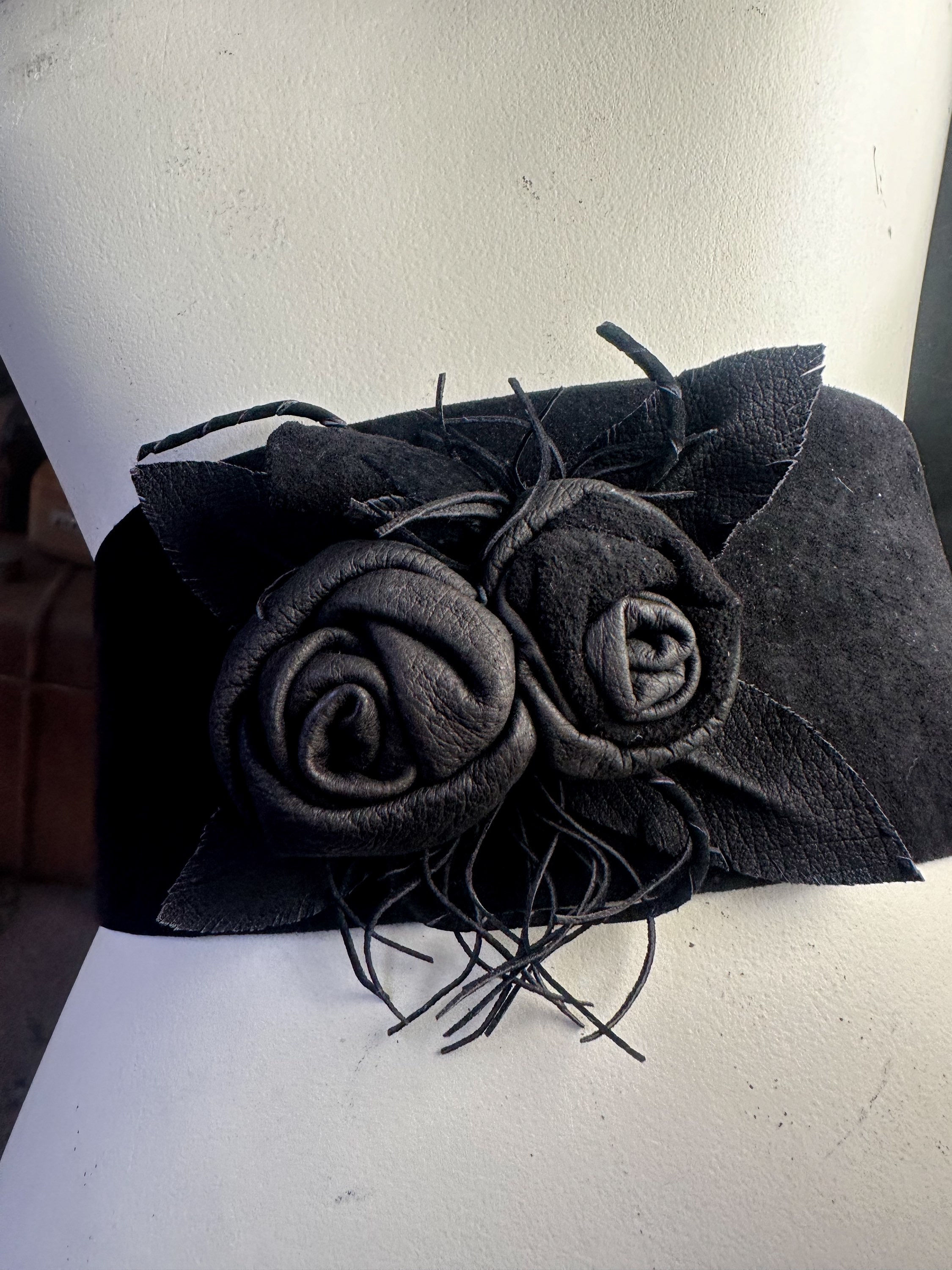 Cinto vintage camurça couro enfeite rosas preto 