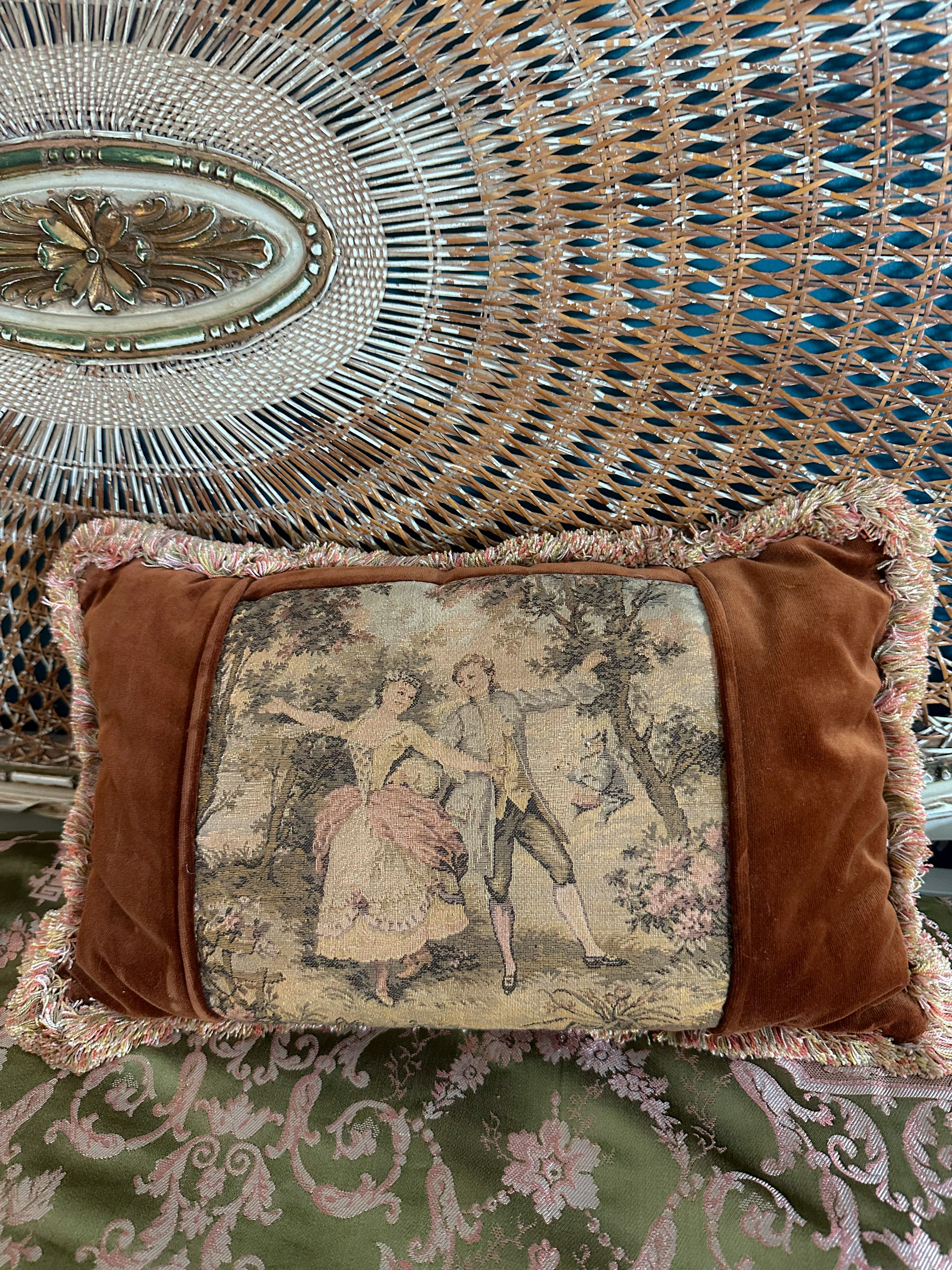 Almofada maravilhosa Vintage d veludo alemão com cena casal galante em Gobelin 