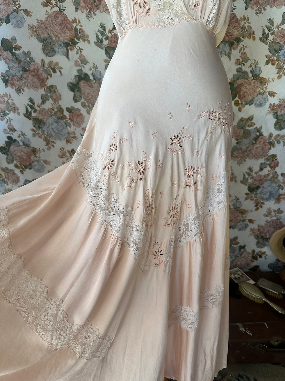 Miniatura: Vestido camisola  vintage 1940 seda rosinha com rendas francesas rosas 