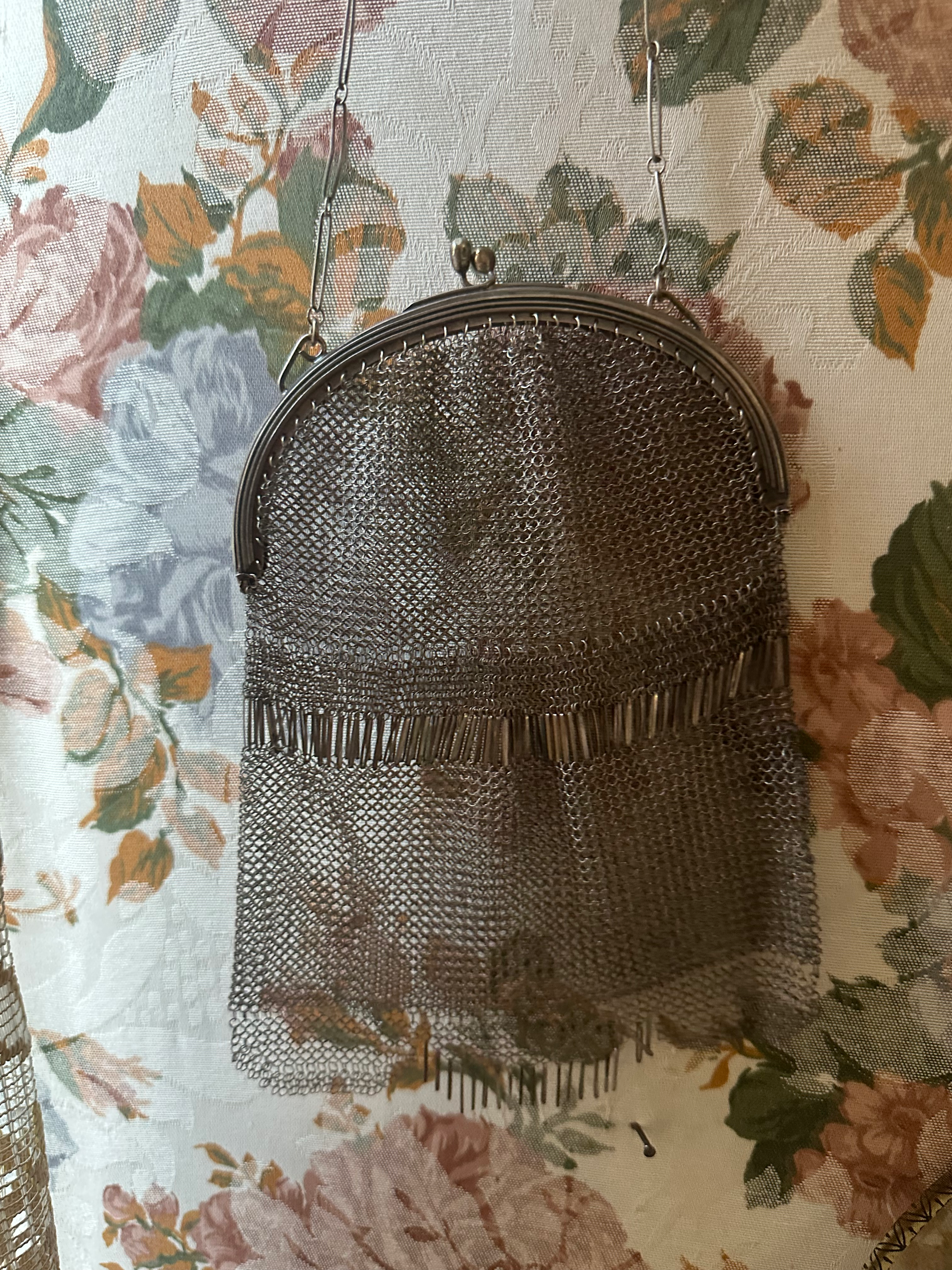 Bolsa antique malha prata alpaca com franjas 