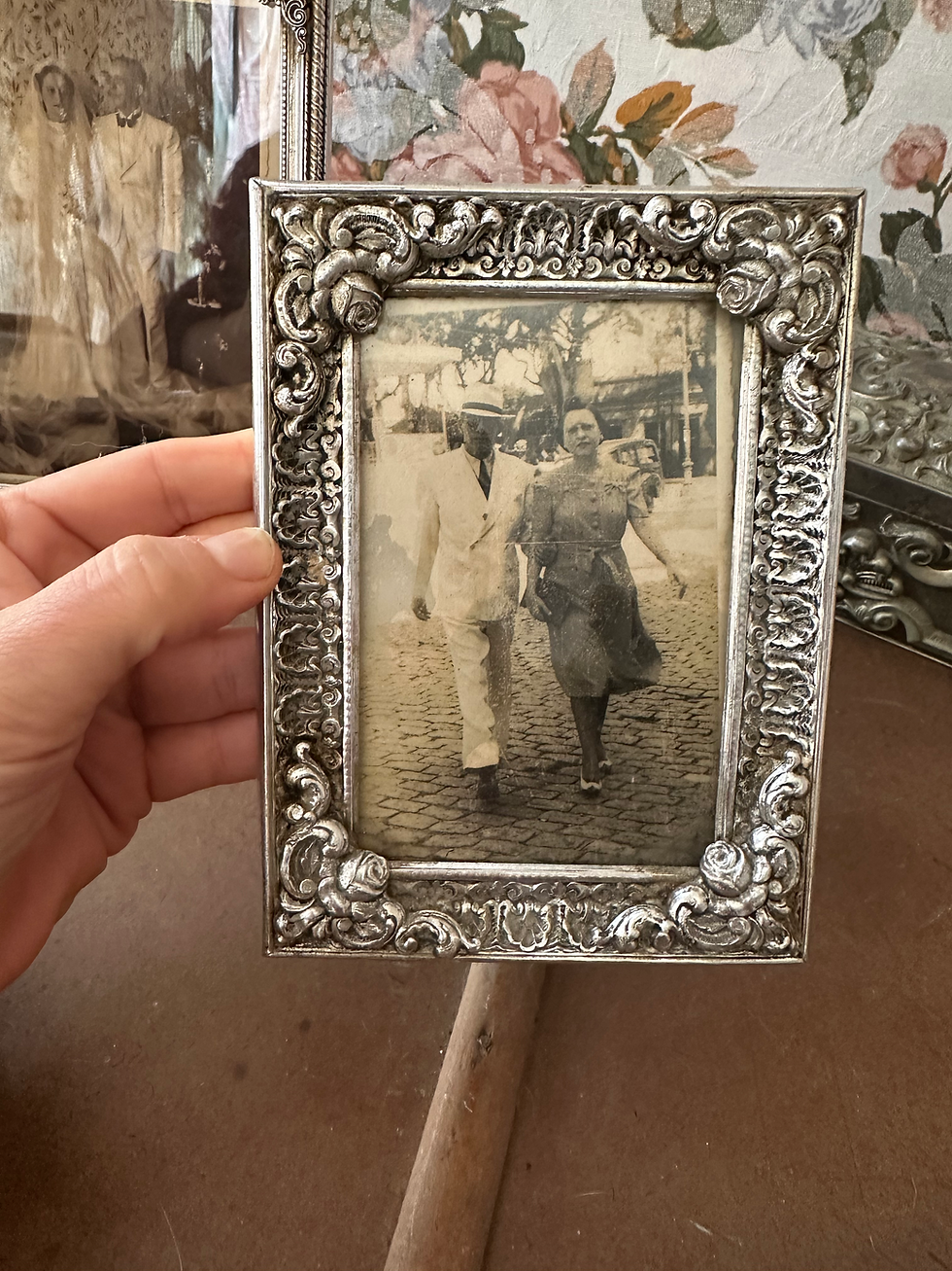 Miniatura: Porta retrato vintage metal prata com desenho de rosas e foto casal anos 30