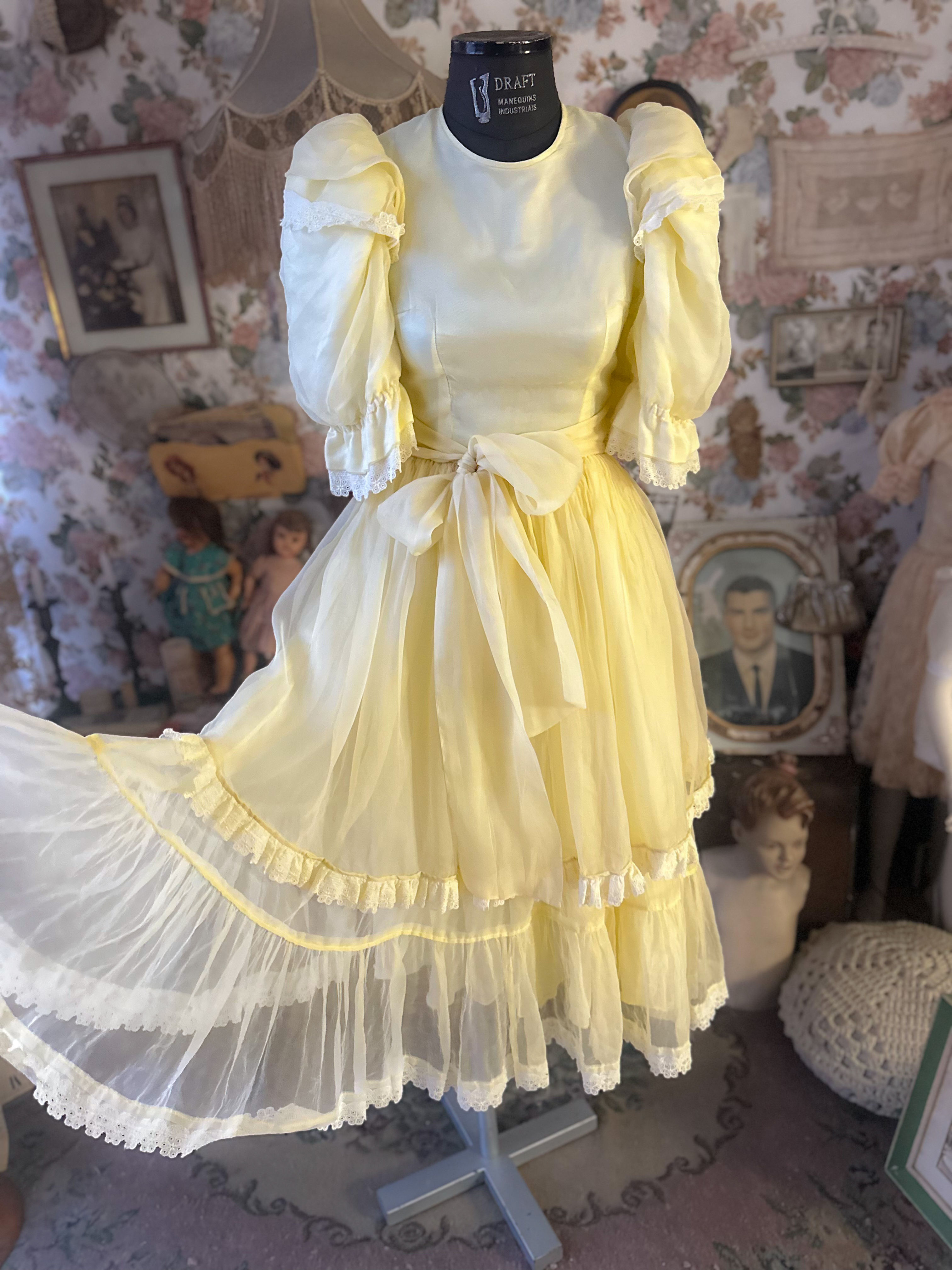 Vestido vintage inspiração vitoriana amarelo claro