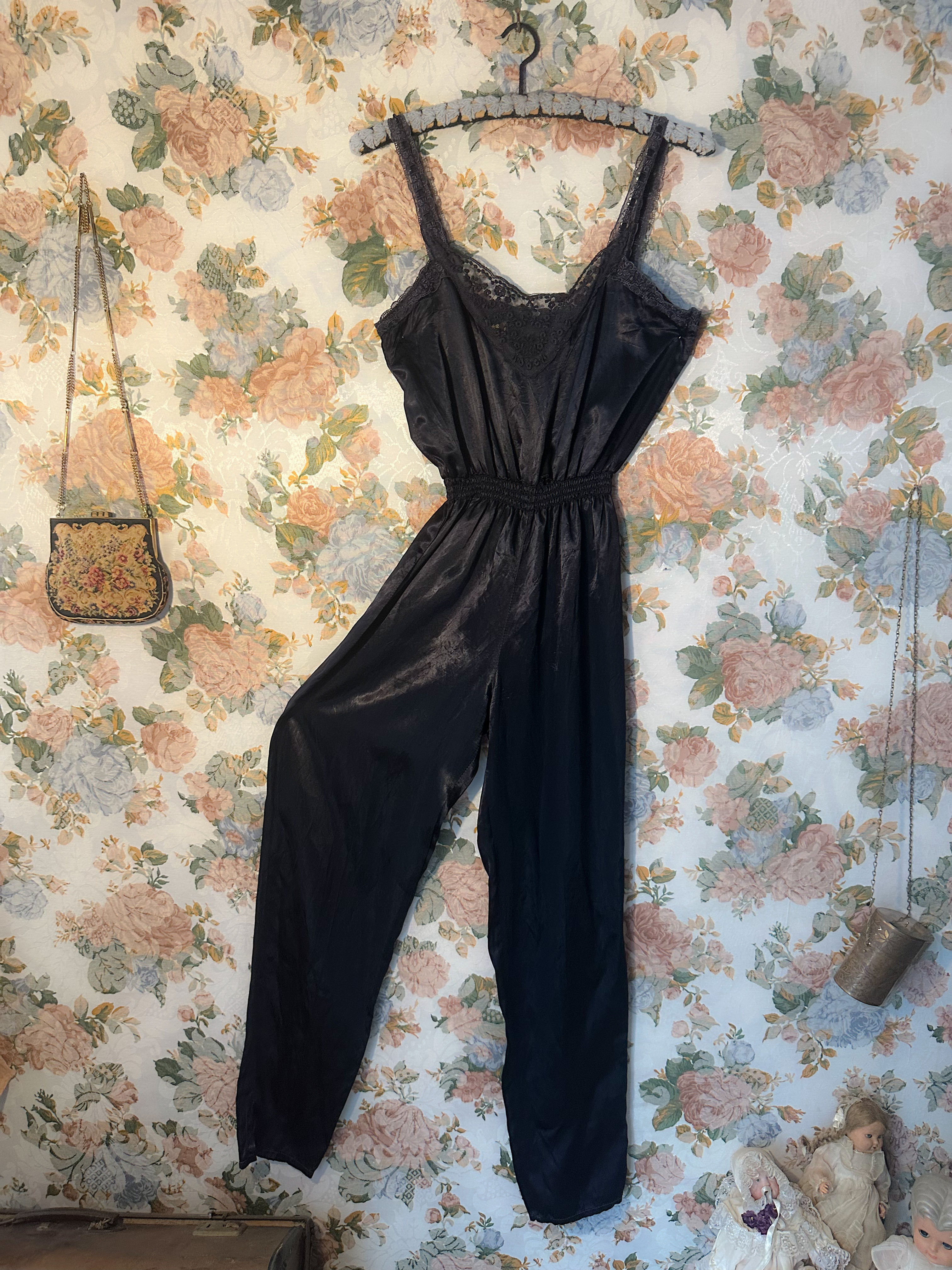 Macacão vintage anos 70 em cetim preto com rendas de algodão preta , lastex