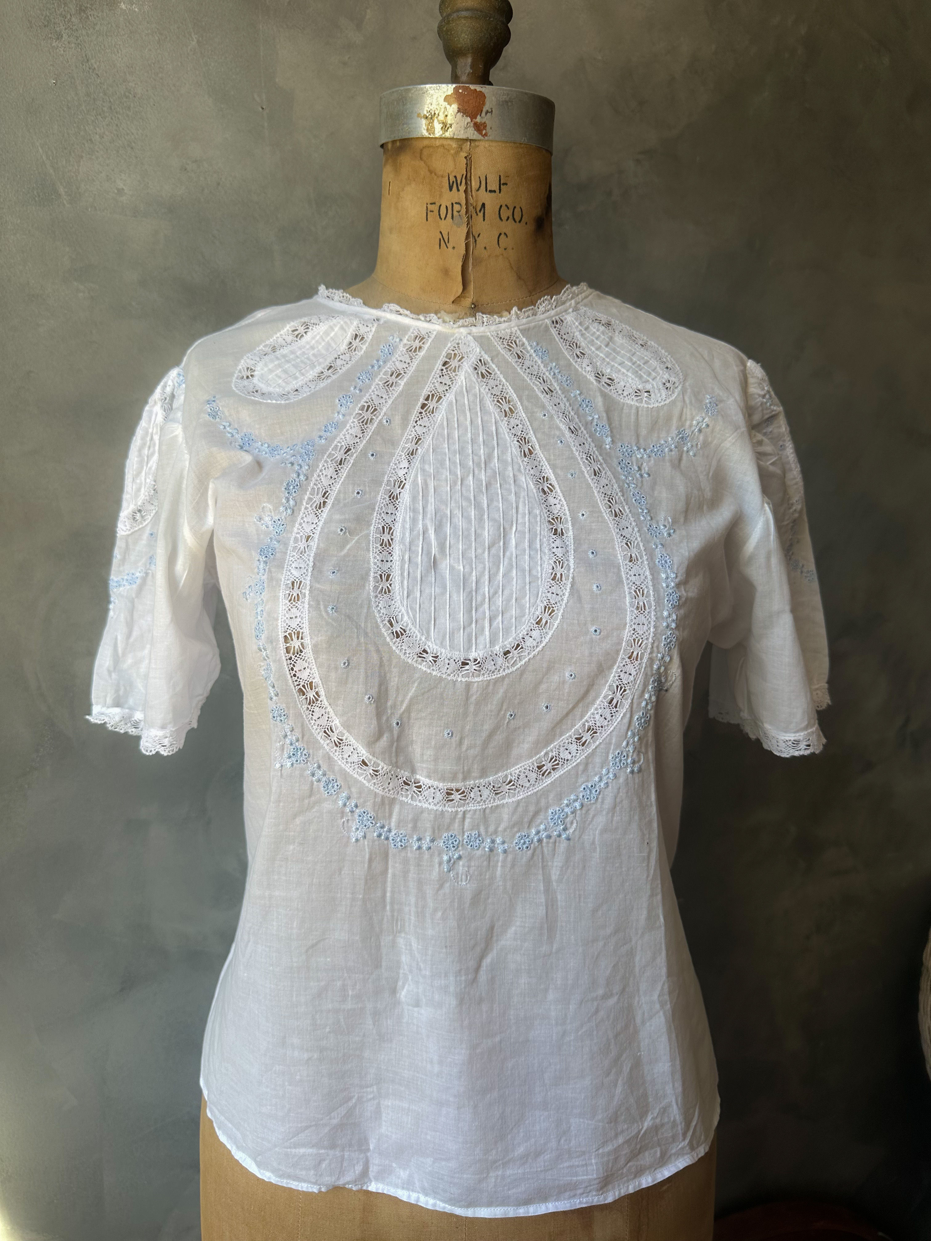 Blusa vintage 1950 em cambraia de linho com belíssimos bordados artesanais, nerv