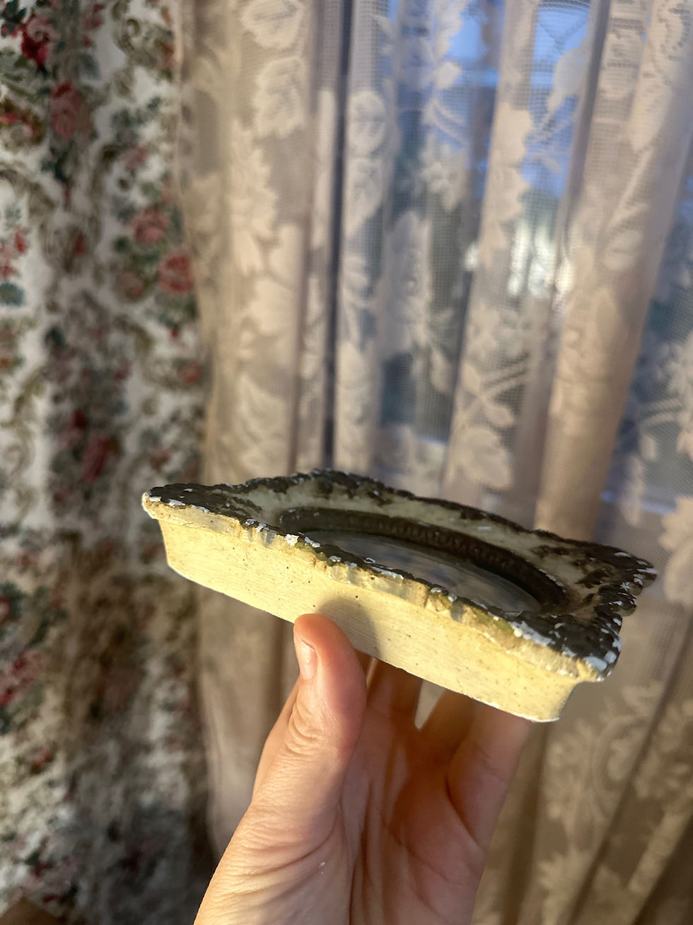 Miniatura: Quadro camafeu moldura rococo  vidro Bombê  cameo