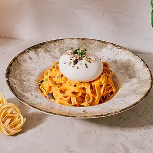 Paste cu pesto roșu și burrata