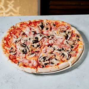 Pizza prosciutto e fungi