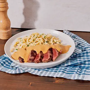 Vită cu spätzle și sos de muștar cu ciuperci