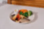Păstrăv file cu sos olandez și legume la abur