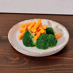 Broccoli și baby morcovi la abur