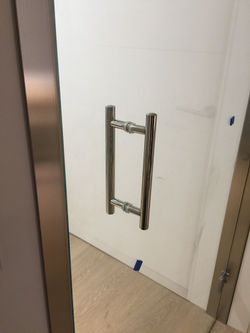 TIRADOR_ACERO_PUERTA_CRISTAL_TEMPLADO_PALENCIA