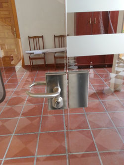 puerta_cristal_templado_cerradura