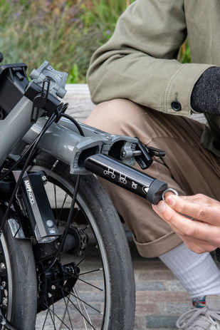 Mann repariert sein BROMPTON Fahrrad.