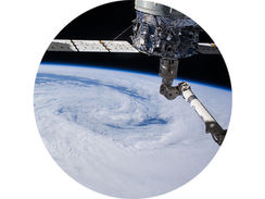 Satellitenaufnahme: Zyklon über der Erde