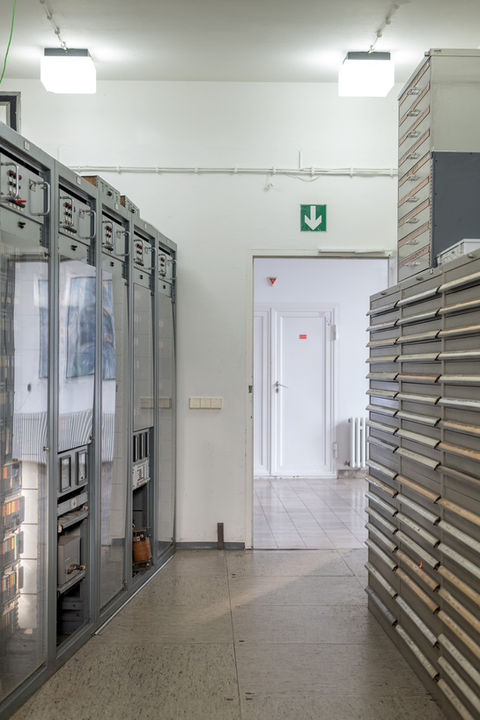Archivraum mit Schubladen und Notausgang