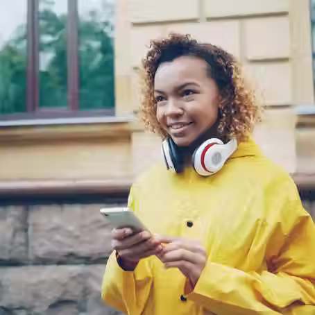 Jeune fille enregistrant un podcast avec son téléphone