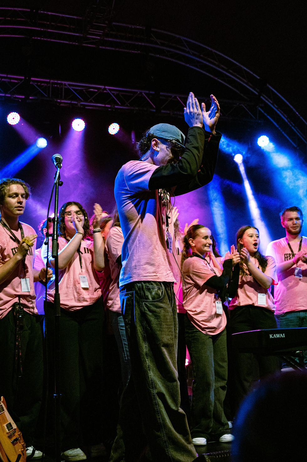Jeune créateur du festival qui applaudissent leur victoire
