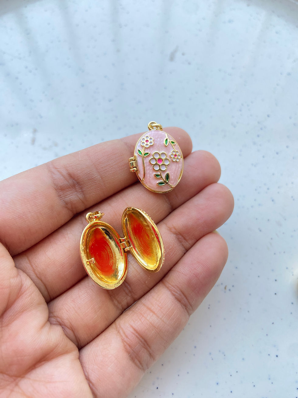 Thumbnail: Oval locket with flower design pendant (1pc)
