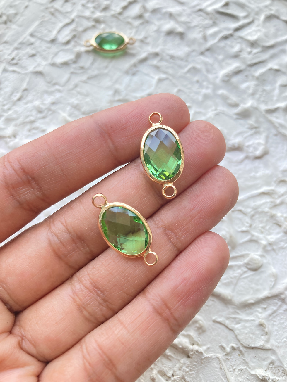 Thumbnail: Faceted glass oval connector
