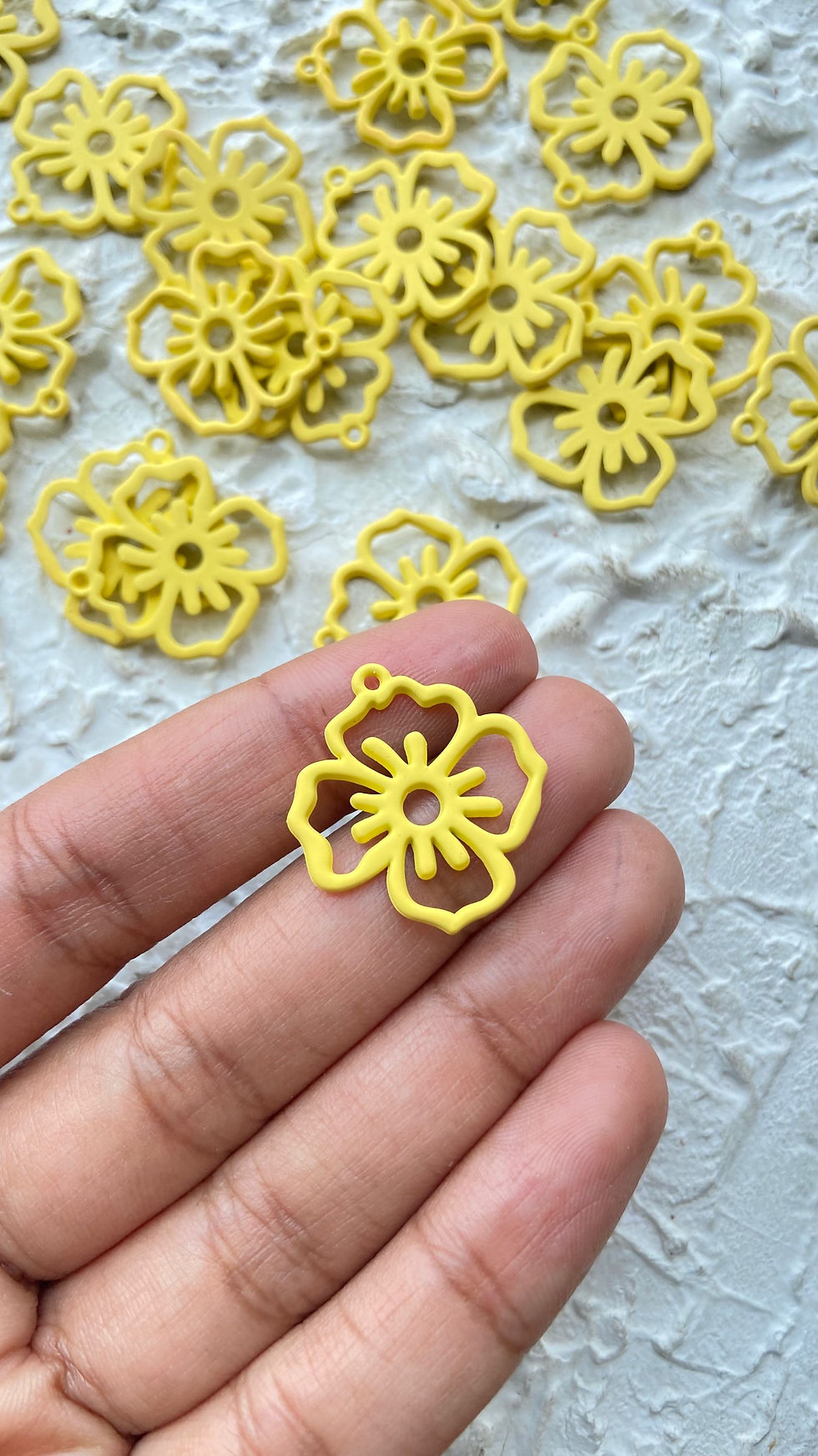 Thumbnail: 4 leaf spray painted alloy flower charm