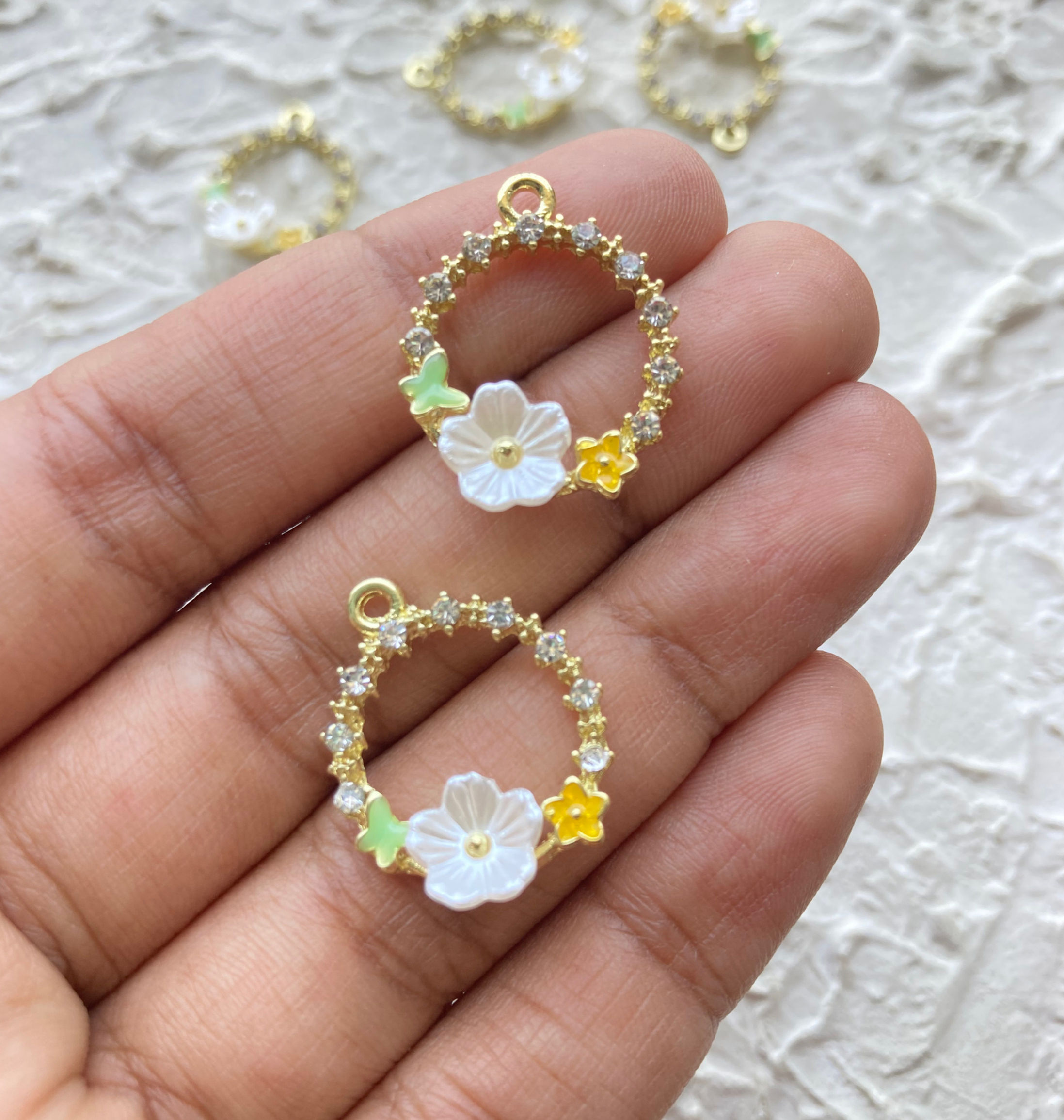 Rhinestone circle with flower alloy charm