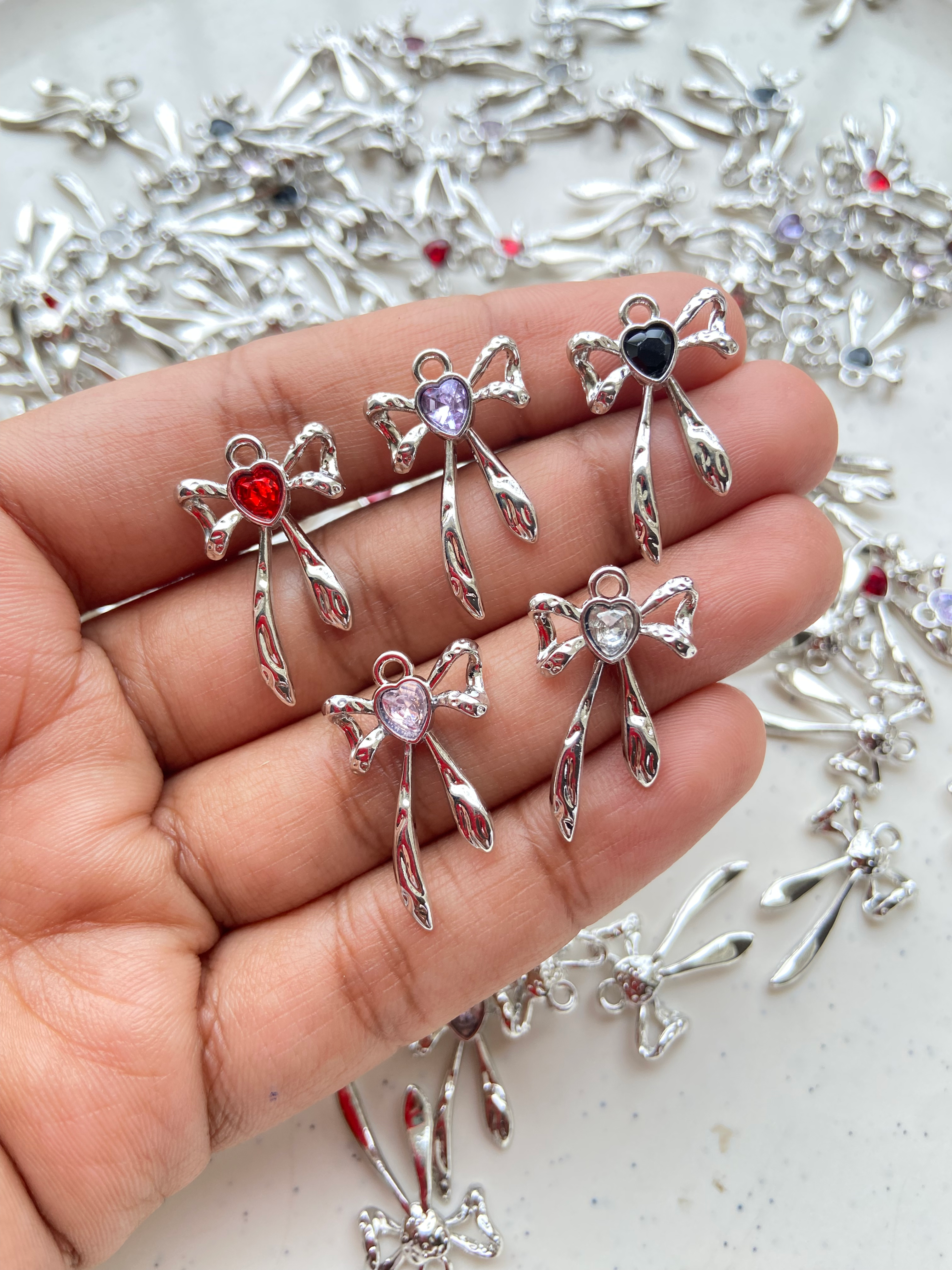 Heart stone with bow alloy charm