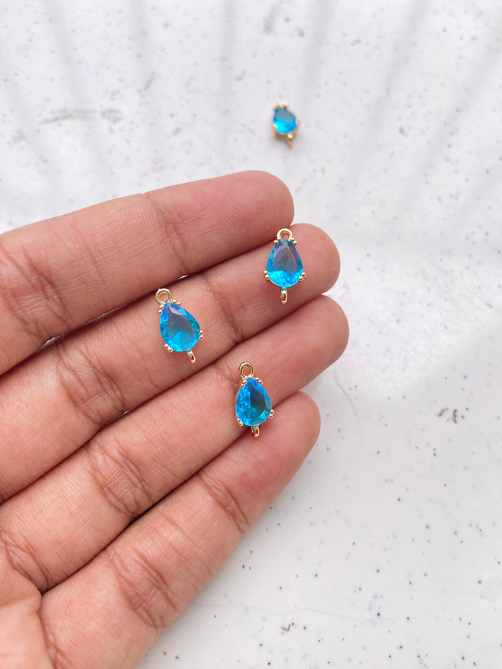 Thumbnail: Faceted glass small drop connector