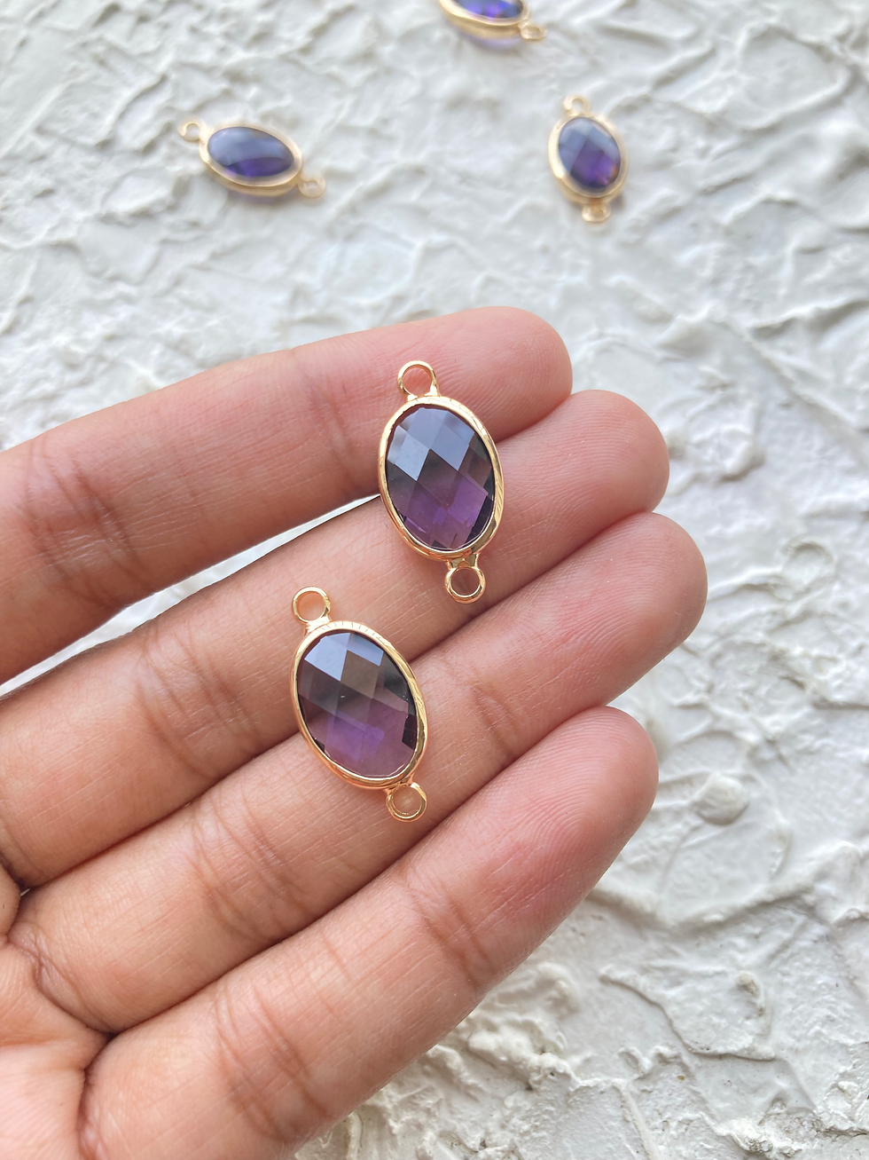 Thumbnail: Faceted glass oval connector