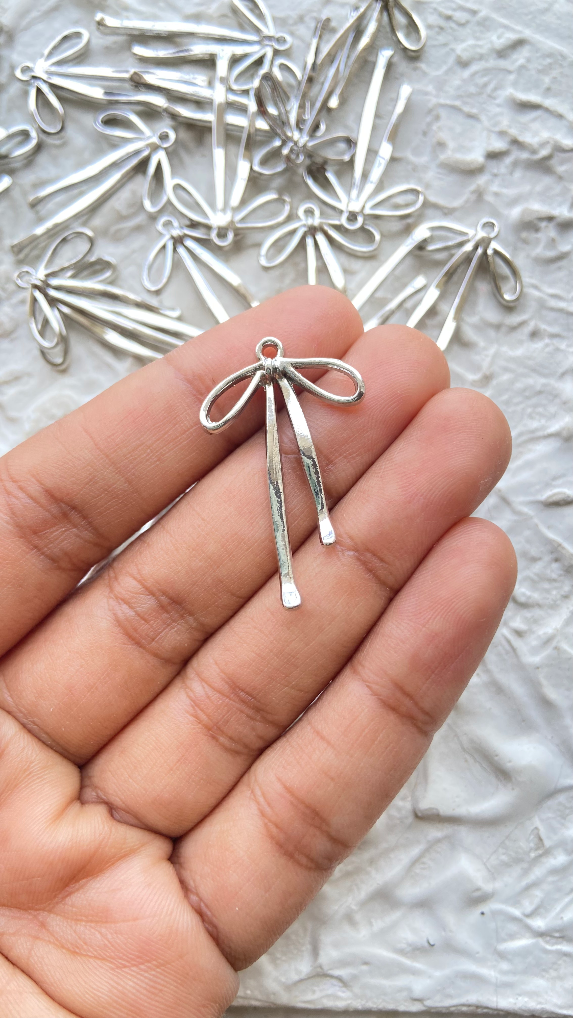 Silver ribbon bow pattern charm