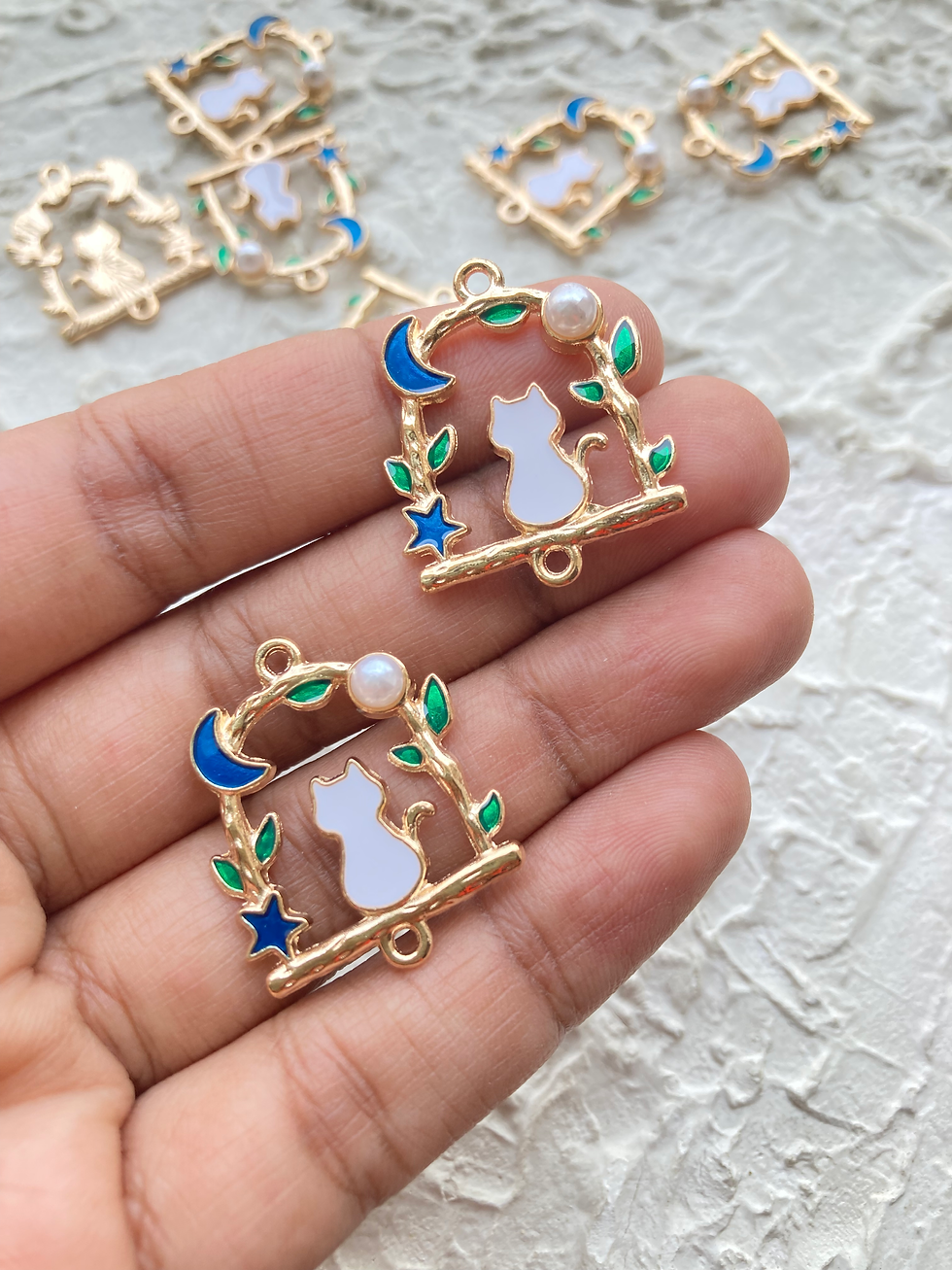 Thumbnail: Arc charm with enamel cat connector