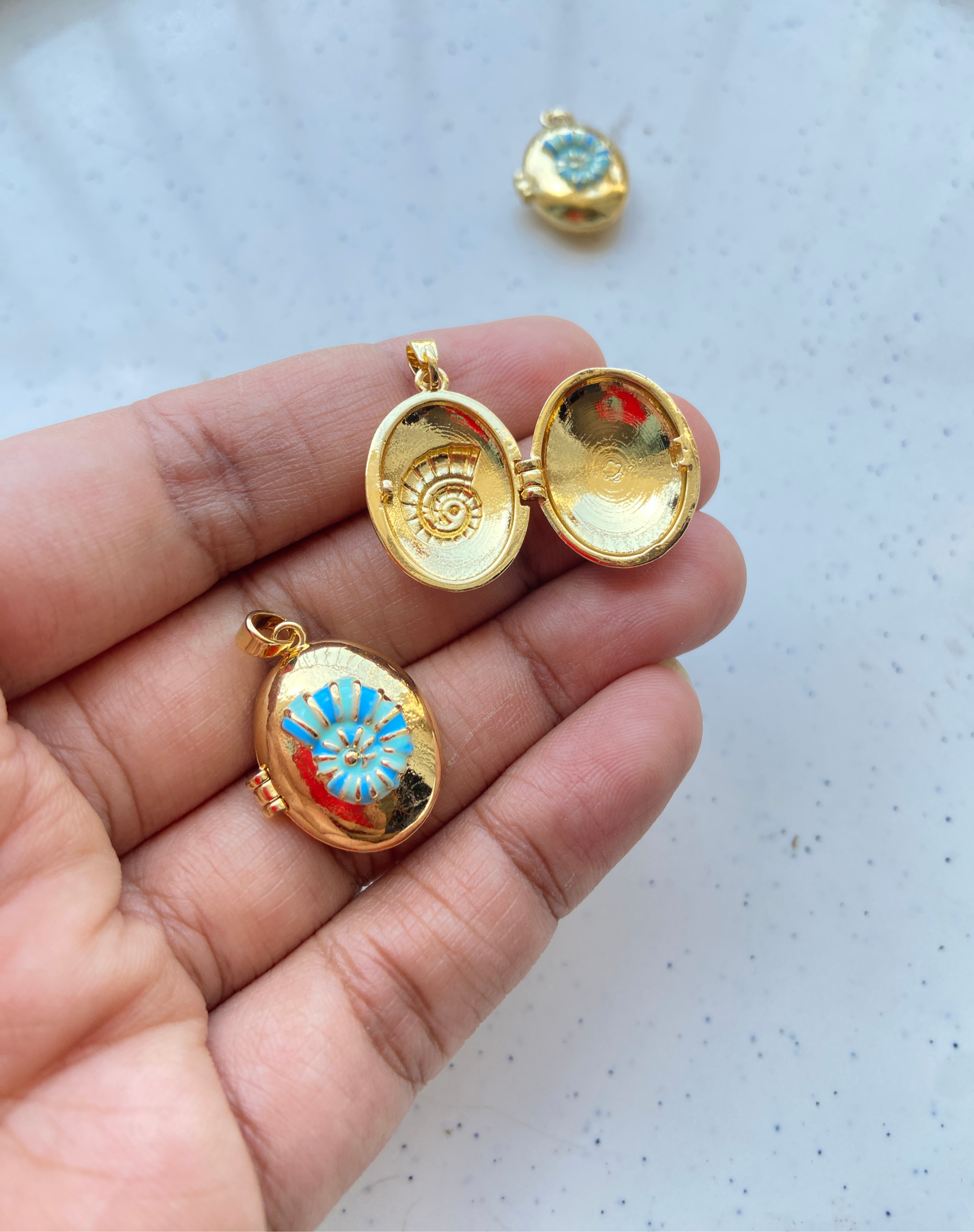 Oval locket with conch shell design pendant (1pc)