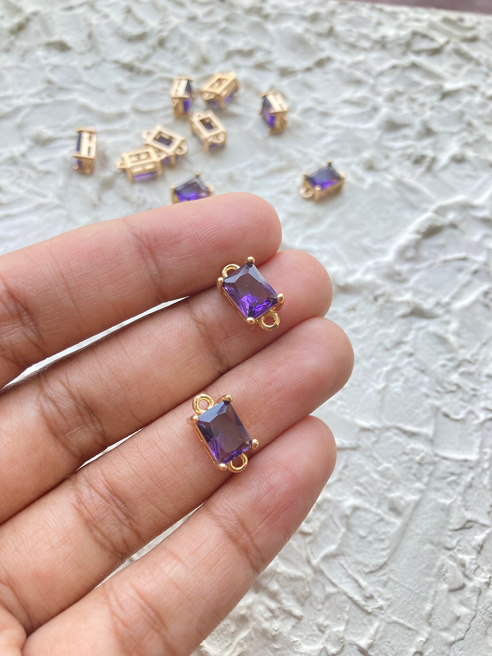 Thumbnail: Faceted glass rectangle connector