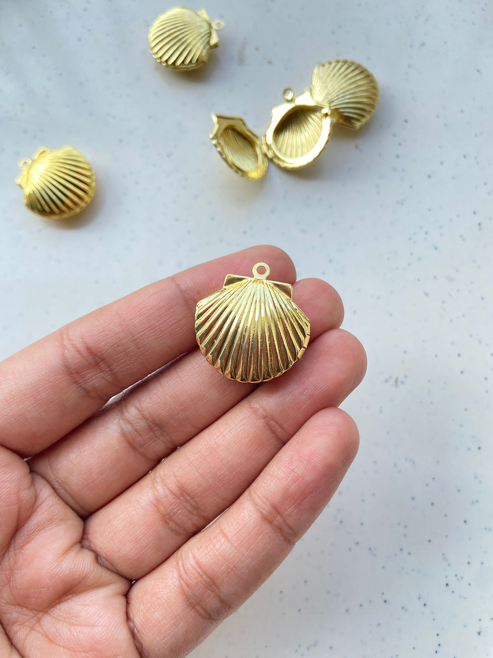 Thumbnail: Openable shell shape locket charm/pendant
