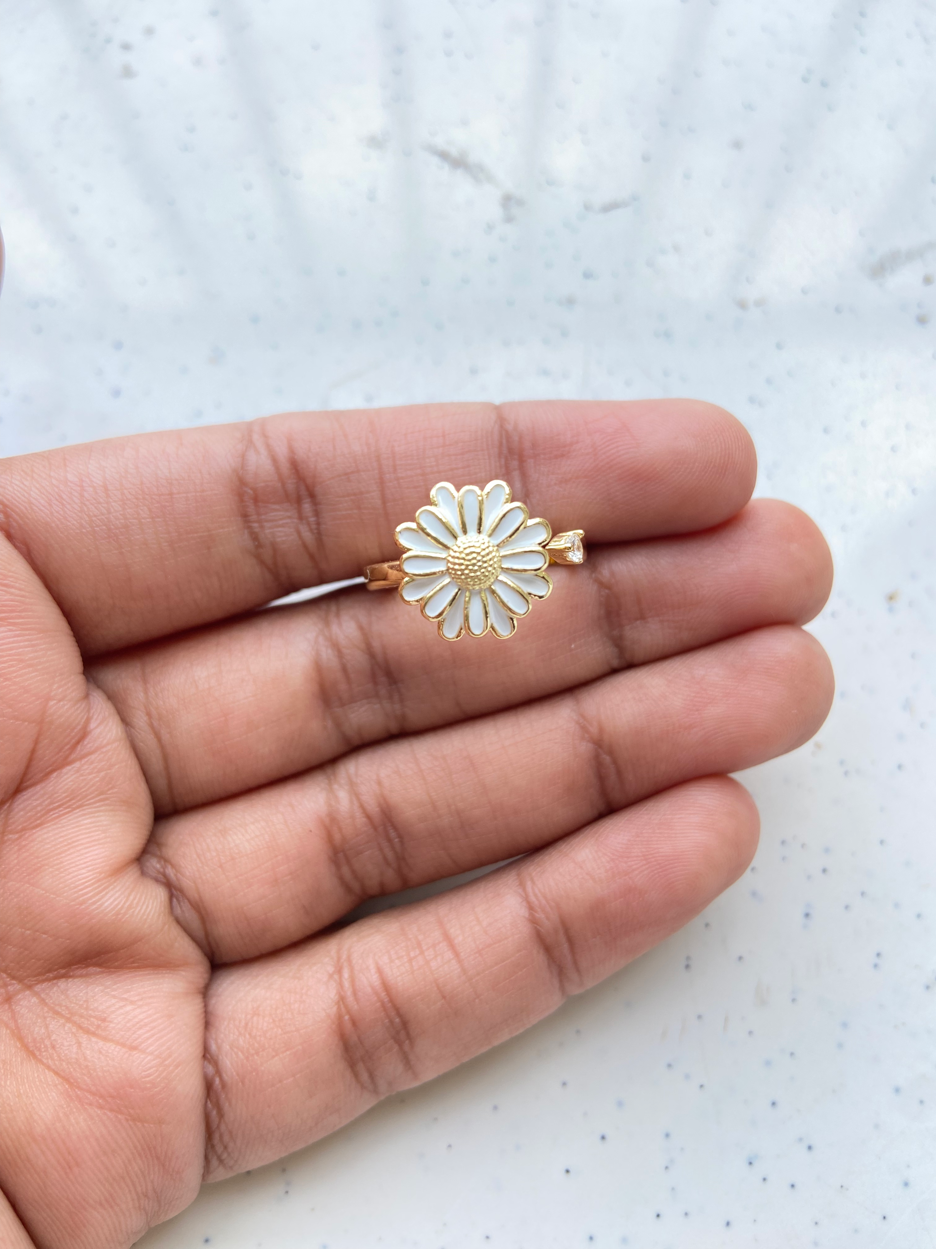 Rotating daisy adjustable ring