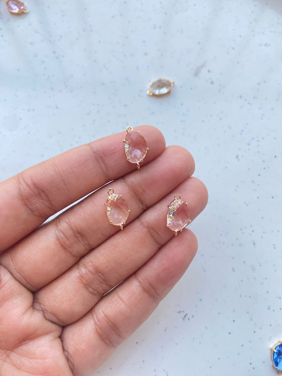 Thumbnail: Irregular oval shape faceted glass connector