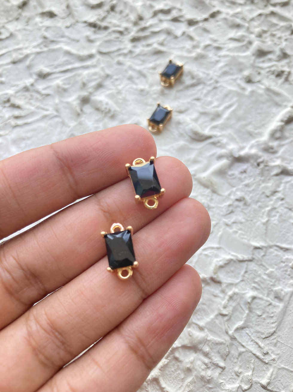 Thumbnail: Faceted glass rectangle connector