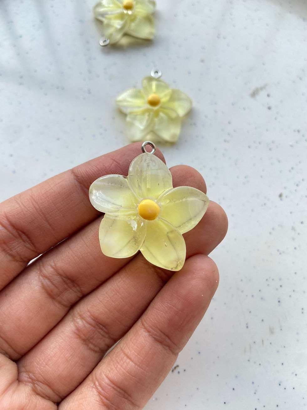 Thumbnail: Frangipani resin flower cham