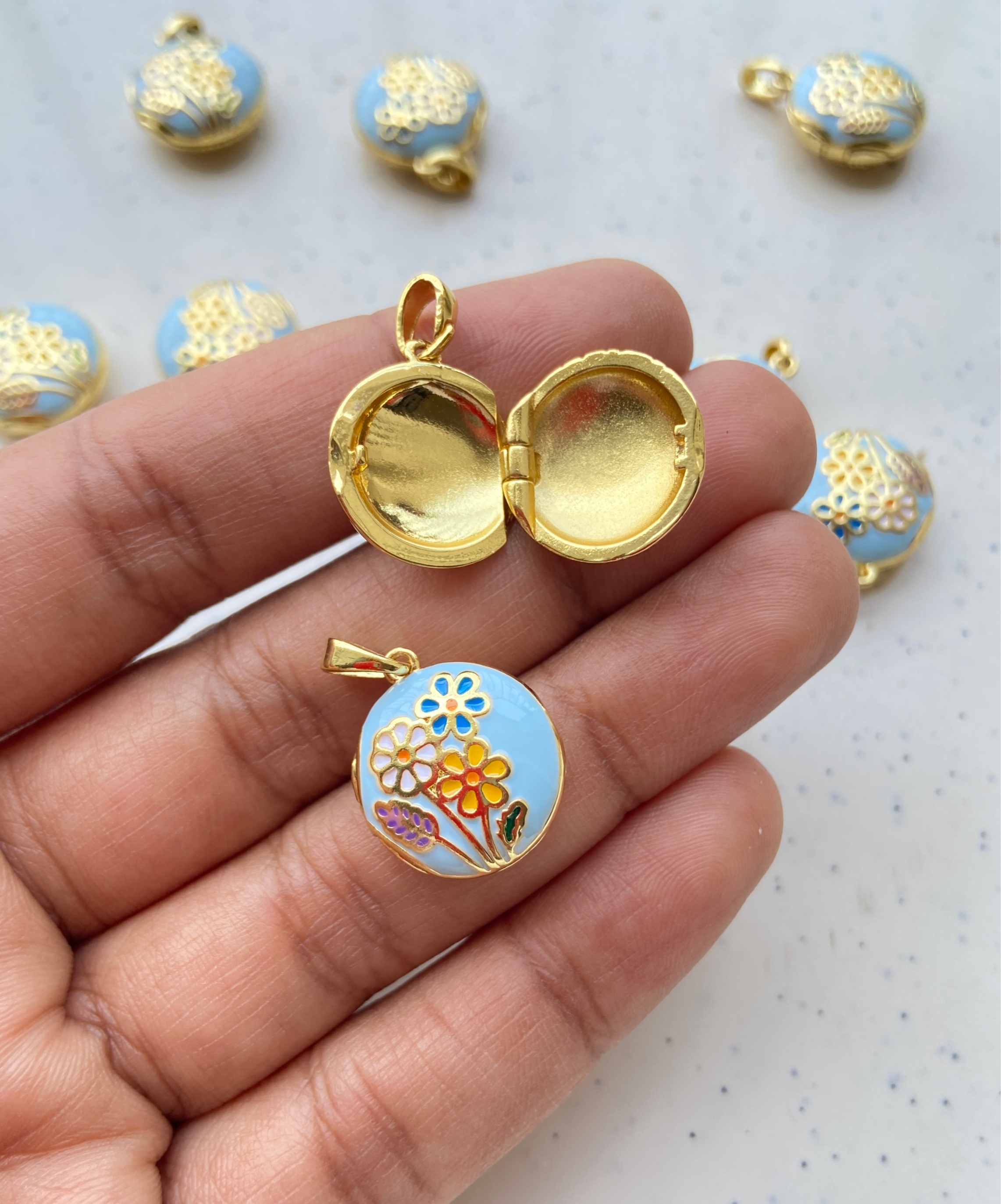 Round locket with flower pattern pendant, anti-tarnish