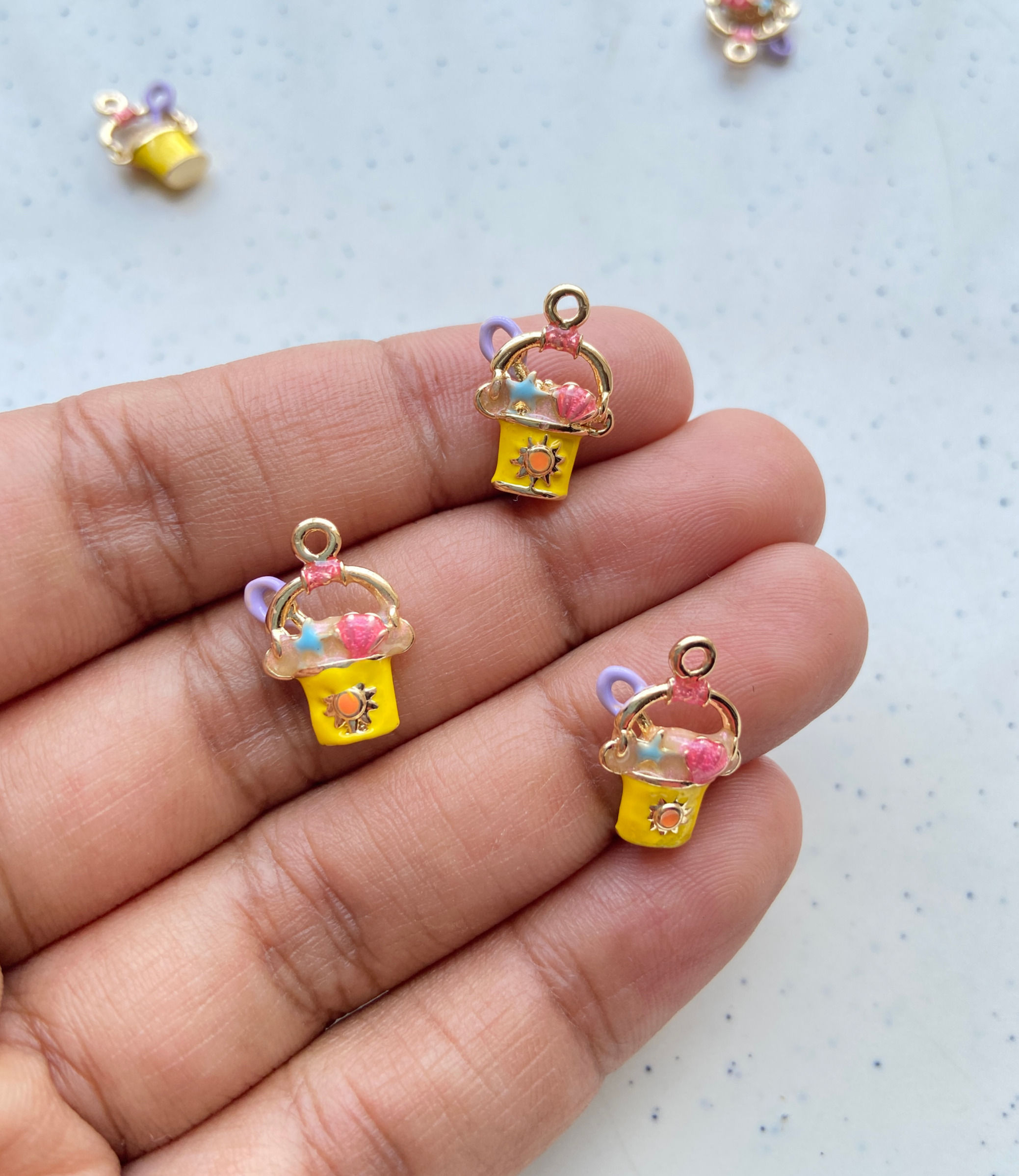 Mini enamel sand bucket charm (1pc)