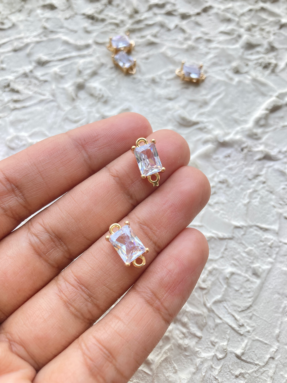 Thumbnail: Faceted glass rectangle connector