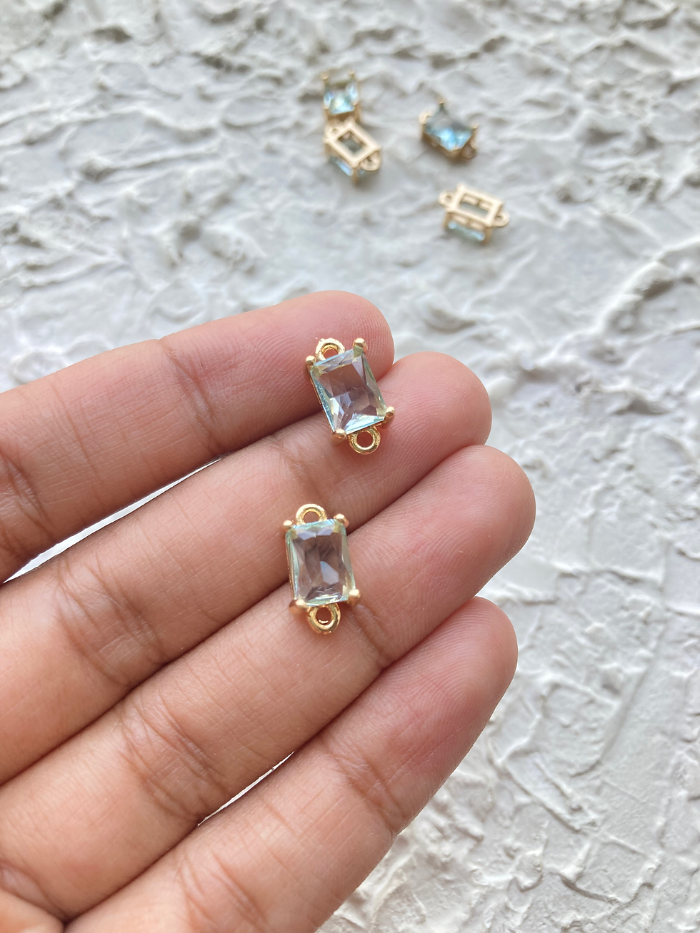 Thumbnail: Faceted glass rectangle connector