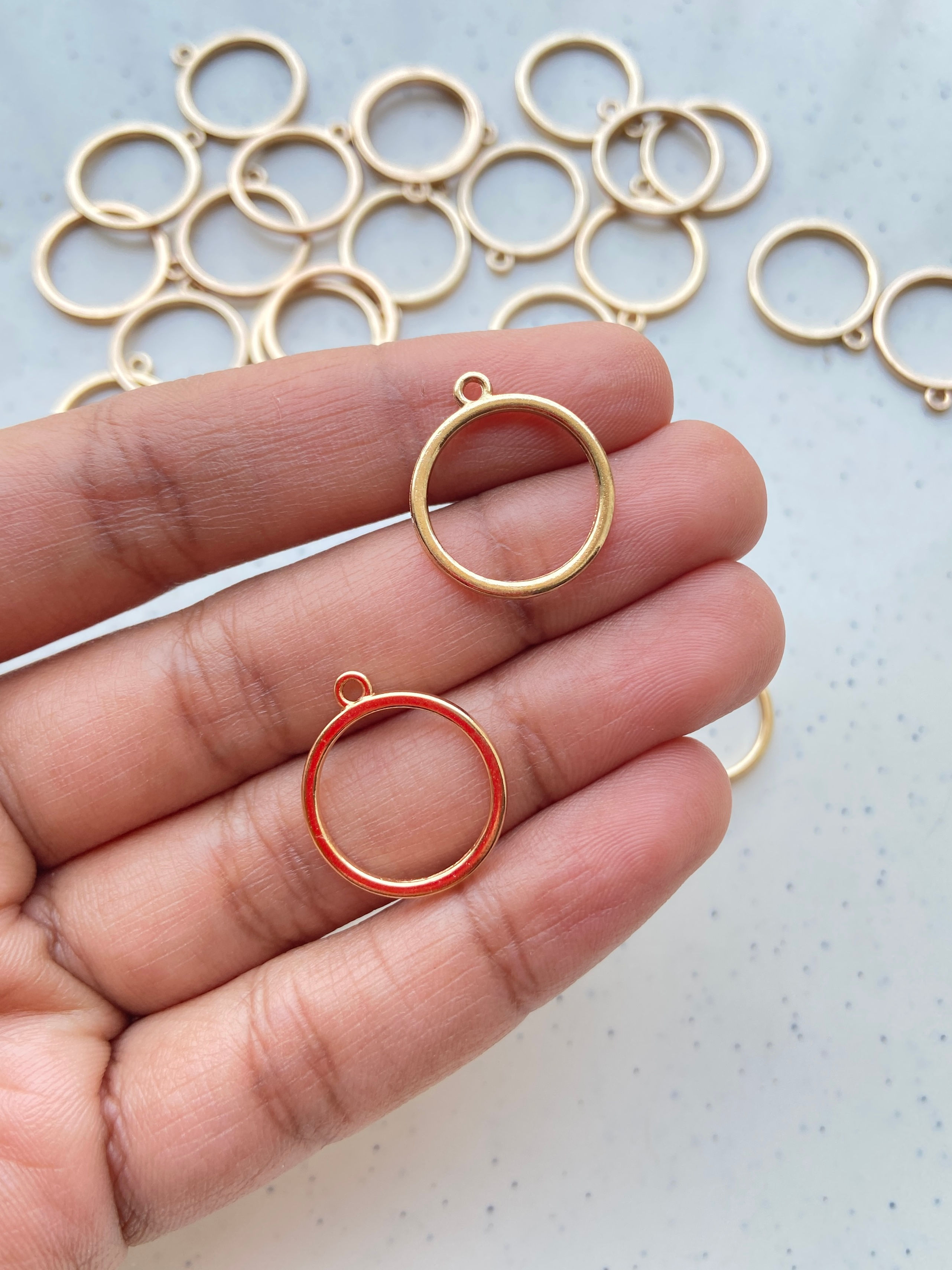 Alloy round bezel for resin charm